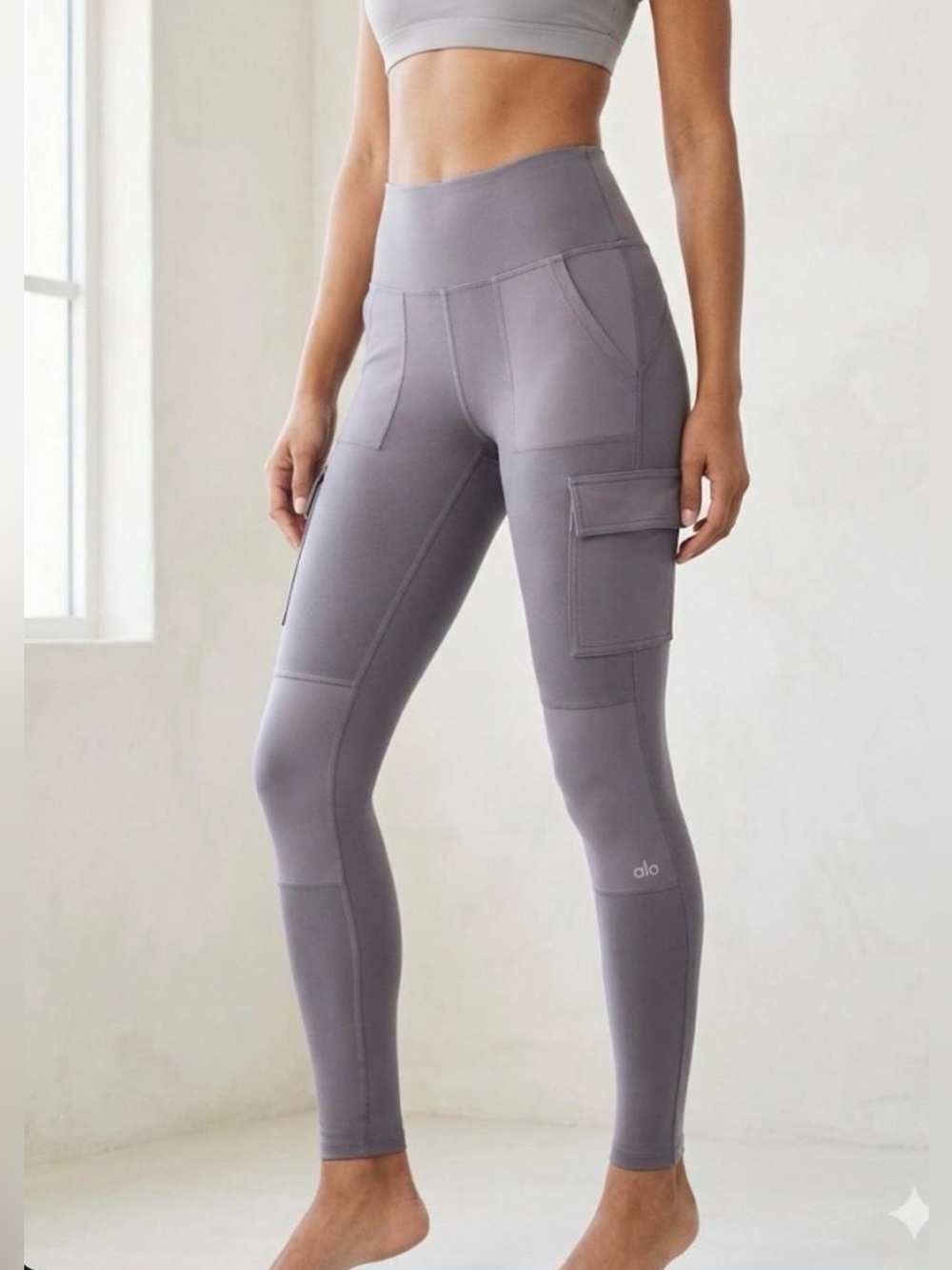 ALO Yoga High-Waist Yoga Moto Cargo Leggings - Light Grey Dust Lavender - Size S